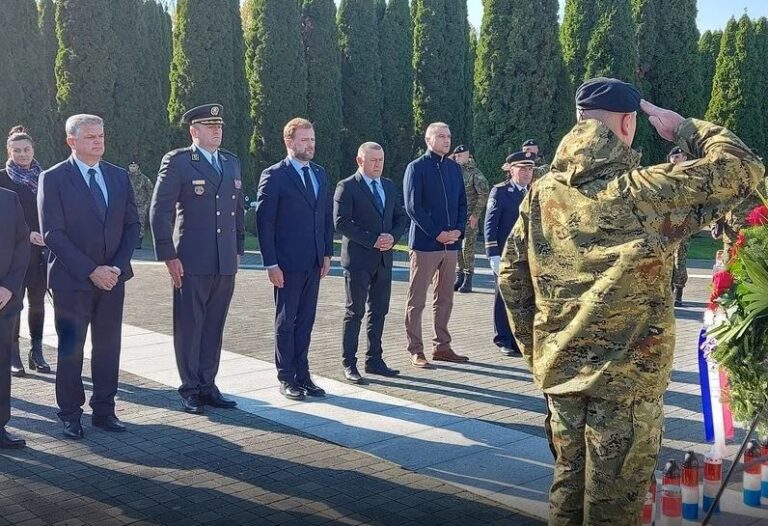 VIDEO Povodom Svih svetih položen zajednički vijenac na Memorijalnom groblju u Vukovaru…Više poštovanja prema onima koji su stvorili Hrvatsku!