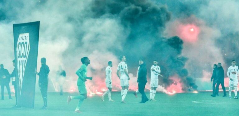 VIDEO Francuski navijači “zapalili” stadion: Travnjak zasuli bakljama i odgodili početak utakmice za sat vremena