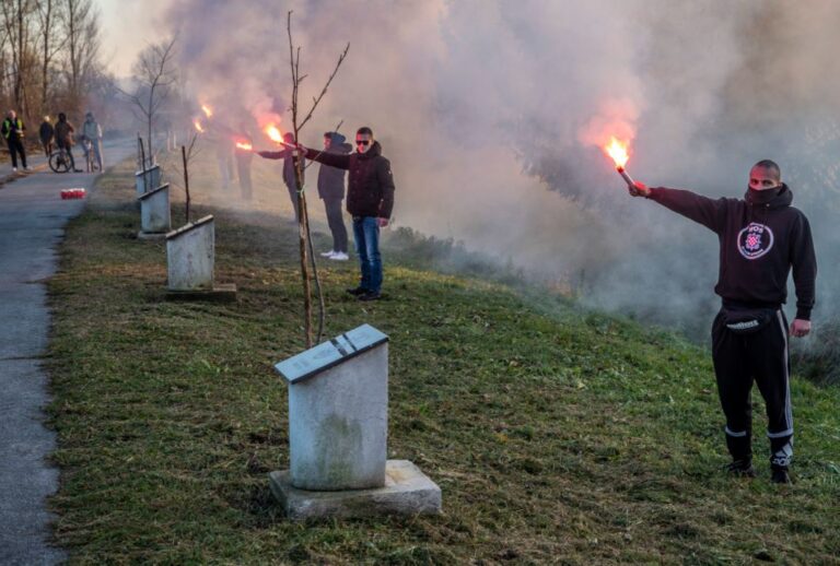 FOTO Aleja hrvatskih branitelja u Karlovcu dobila nastavak – otvoreno 65 novih spomen obilježja u čast ratnim postrojbama iz cijele Hrvatske