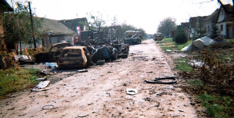 FOTO-VIDEO 10. studenog 1991. – Pad Bogdanovaca; Agresorska JNA i četničke parapostrojbe ušle su u Bogdanovce, poubijali su i masakrirali 130 branitelja, civila, žena i djece te stare i nepokretne mještane koji su ostali u selu.