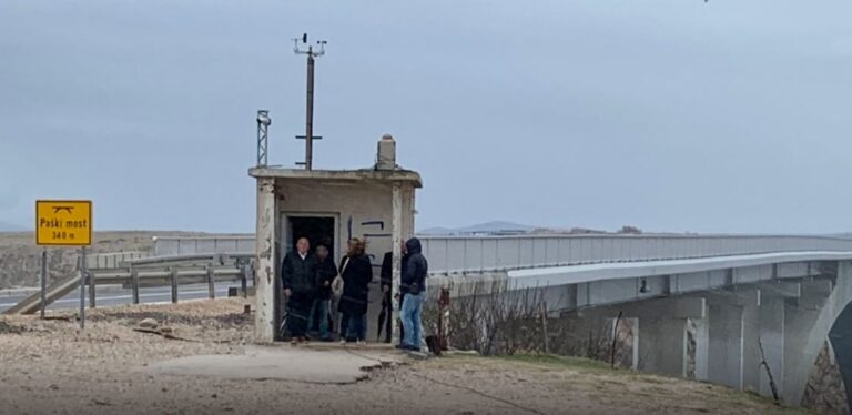 FOTO-VIDEO Bio je to crni petak za neprijateljske zrakoplove! Svečano obilježena 30. godišnjica obrane Paškog mosta, jedine poveznice između Dalmacije i ostalih dijelova Hrvatske…