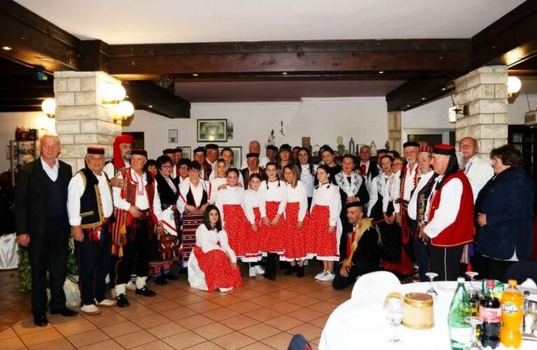 (FOTO) ODRŽANA SMOTRA FOLKLORA „ OBROVAC U SUSRET BOŽIĆU”