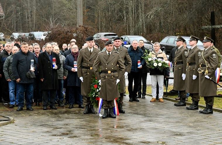 FOTO-VIDEO U selu Bučje kod Pakraca obilježena 30. obljetnica oslobađanja zloglasnog uporišta srpskog agresora. Poginula su 142 hrvatska branitelja. Ubijen je i dr. Ivan Šreter čiji se posmrtni ostatci i danas traže!