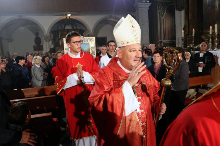 IVICA PETANJAK Krčki biskup u božićnoj poruci: Ne dopustite da itko među vas posije sjeme razdora i podjela. Mediji se “ne gase, nego dan i noć, iz sata u sat, iz minute u minutu ‘razveseljavaju’ svijet smrtima, umrlima, svim mogućim i nemogućim scenama i scenarijima koje gledaju svi”