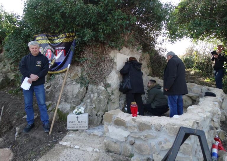 (FOTO) OTKRIVENO SPOMEN OBILJEŽJE HRVATSKOM VITEZU BORISU BRATIĆU U ISLAMU GRČKOM…MAJČINE SUZE NA SPOMEN PLOČI…