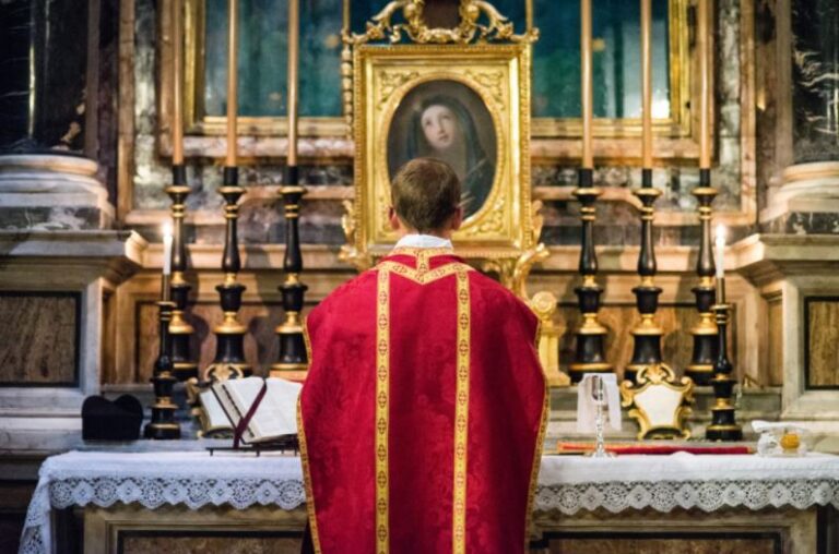 U Francuskoj pokrenuta inicijativa za ublažavanjem odnosa Vatikana prema tradicionalnoj misi na latinskom jeziku