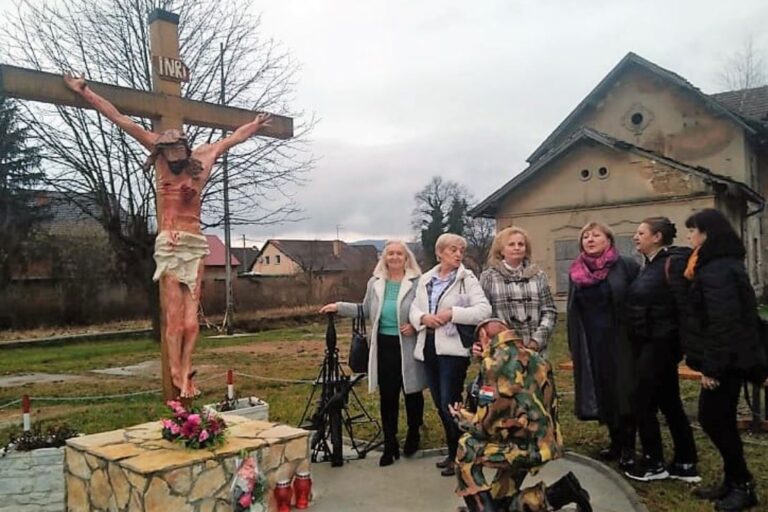 Članice Udruge braniteljica Domovinskog rata Vinkovci zajedno su se poklonile žrtvi branitelja kod spomenika na Senjaku zapalivši svijeće.