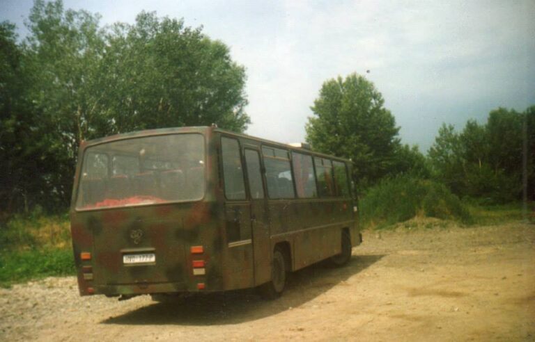 Dolazeći na borbene položaje, iako s kvarovima, stizali smo među prvima. Iz prašnjavog autobusa izlaze gotovo golobrada djeca