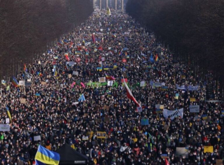 CIJELI SVIJET JE PROTIV RUSKE AGRESIJE NA UKRAJINU! VELIKI ANTIRATNI PROSVJEDI U BERLINU I DILJEM SVIJETA