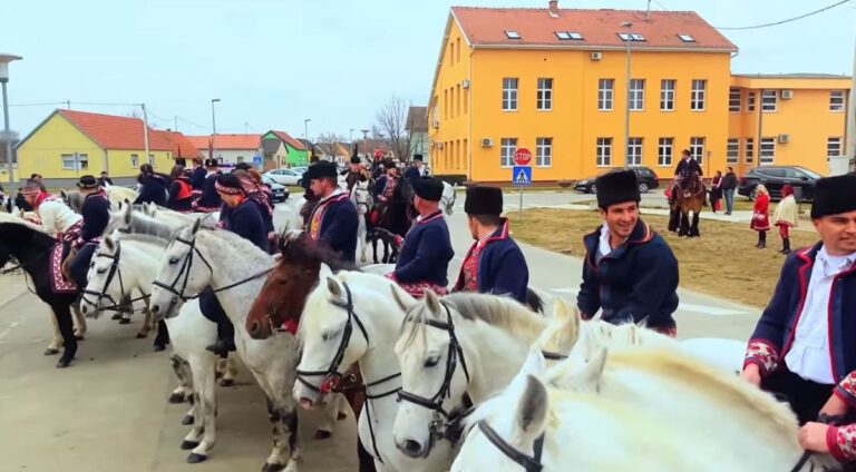 FOTO Uživajte u ljepoti naše Slavonije! Snimili smo nekoliko kadrova na ovogodišnjem pokladnom jahanju u Piškorevcima…