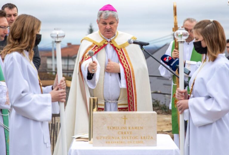 FOTO Biskup Košić blagoslovio kamen temeljac i početak radova na gradnji nove župne crkve u Kravarskom…Kamen temeljac je stigao iz Jeruzalema!