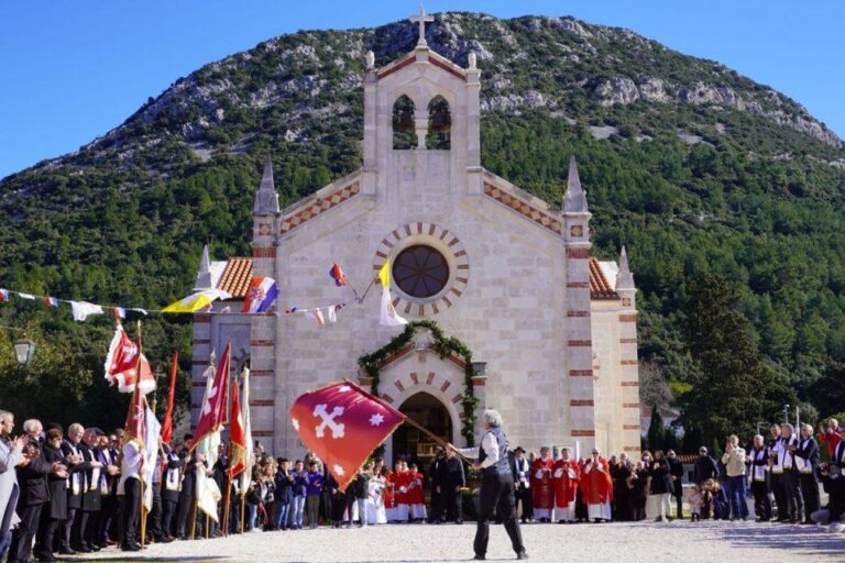 FOTO Stonjani slave svoga zaštitnika uz tradicionalnu procesiju s kipom sv. Vlaha u pratnji barjaka ulicama povijesne stonske jezgre…!