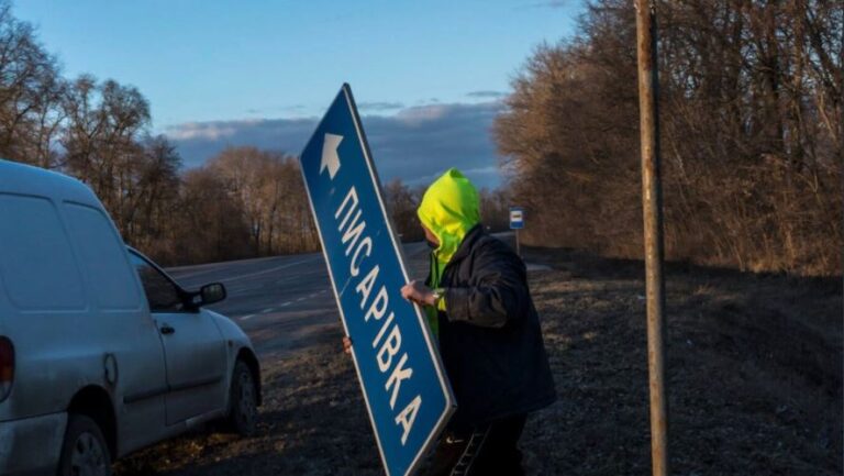 Djelatnici ukrajinskih službi demontiraju prometne znakove diljem Ukrajine kako bi zakomplicirali navigaciju ruskim postrojbama…