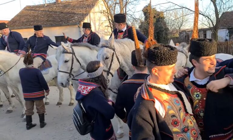 ILIJA MILIČIĆ IZ CERNE-DOK JE OVAKVIH LJUDI BIĆE TRADICIJE I HRVATSKIH OBIČAJA!…KAD SE ŠOKCI OPUSTE UZ HARMONIKU…