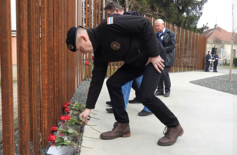 FOTO; 31. OBLJETNICA „RODA“: RUŽE ZA POGINULE I NESTALE HRVATSKE POLICAJCE