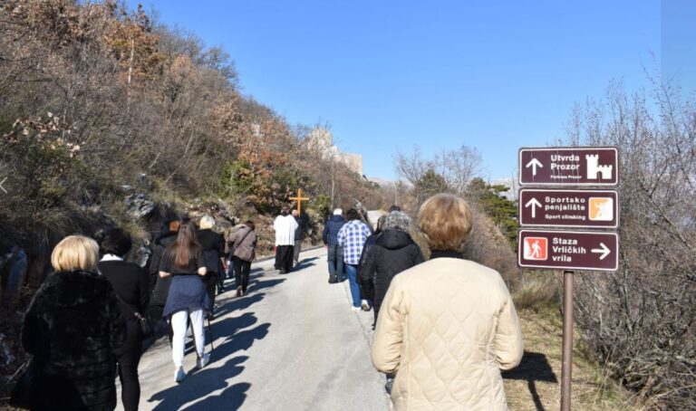 (FOTO) VRLIKA – PUT KRIŽA NA GRADINI…Ako pogledate križ, vidjet ćete kako su Isusove ruke raširene, jer vas želi zagrliti