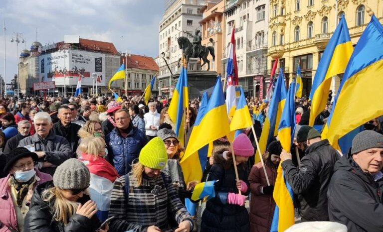 FOTO-VIDEO U Zagrebu održan skup u znak potpore Ukrajini…Ukrajinski veleposlanik u Hrvatskoj Vasil Kirlič kroz suze je zahvalio svima na potpori