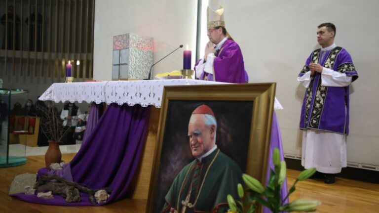 FOTO Biskup Šaško predvodio euharistiju o 20. obljetnici smrti kardinala Franje Kuharića.Ne može se na istu moralnu razinu staviti napadač i branitelj“.