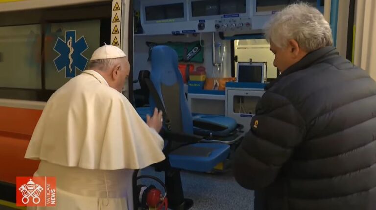 FOTO-VIDEO Papa Franjo blagoslivlja vozilo hitne pomoći koje daruje ukrajinskom gradu Lavovu!