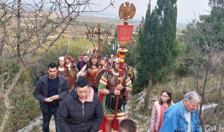 FOTO Vjernici hodočastili na brdo Okit i od podnožja do vrha brda imali pobožnost Križnog puta…Crkvu na Okitu rušili su Talijani, mjesni komunisti i srpski agresori…