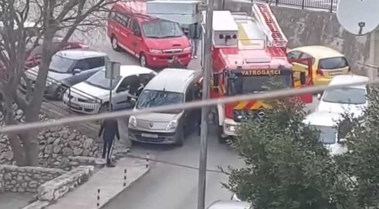 VIDEO Auto im je zapriječio put, ali oni su se brzo snašli. Evo kako šibenski vatrogasci rješavaju problem…