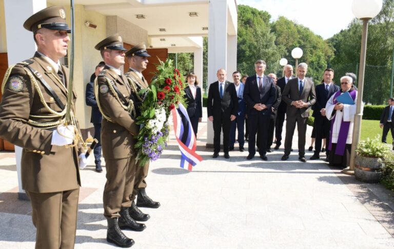 FOTO Predsjednik Vlade RH objavio na facebooku ; Kod zajedničke grobnice pokraj Spomen-crkve Muke Isusove u Maclju položio sam vijenac i zapalio svijeću!…”Ali, nešto je zaboravio”..,