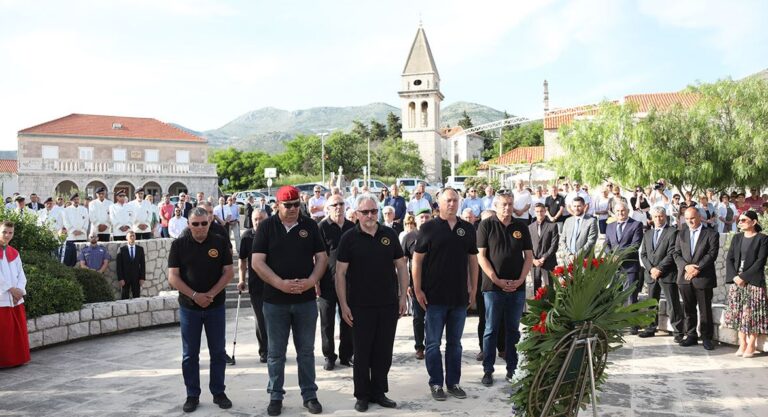 (FOTO/VIDEO)U Mandaljeni misa za sve poginule u Domovinskom ratu, položeni vijenci na Spomen obilježju