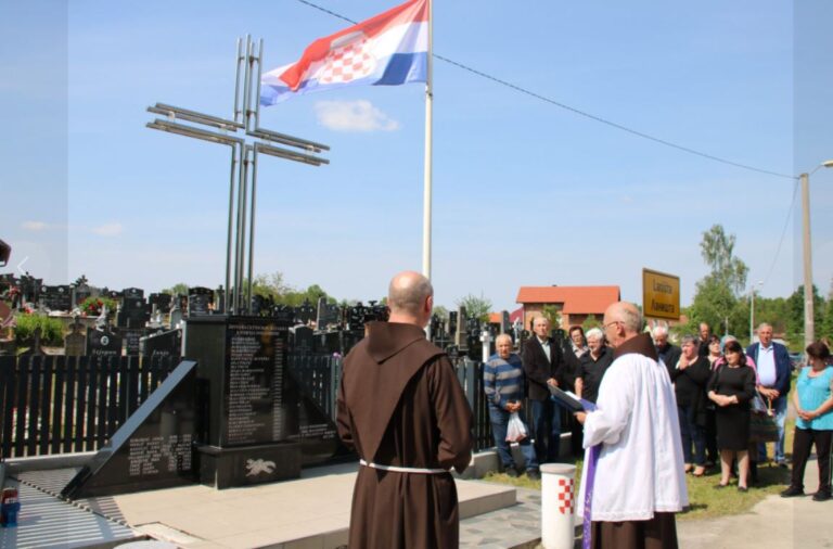 FOTO VIDEO Misom zadušnicom, polaganjem cvijeća i paljenjem svijeća u Laništima, Krepšiću, Goricama i Ulicama kod Brčkog obilježena 30. obljetnica stradanja hrvatskih civila i branitelja…