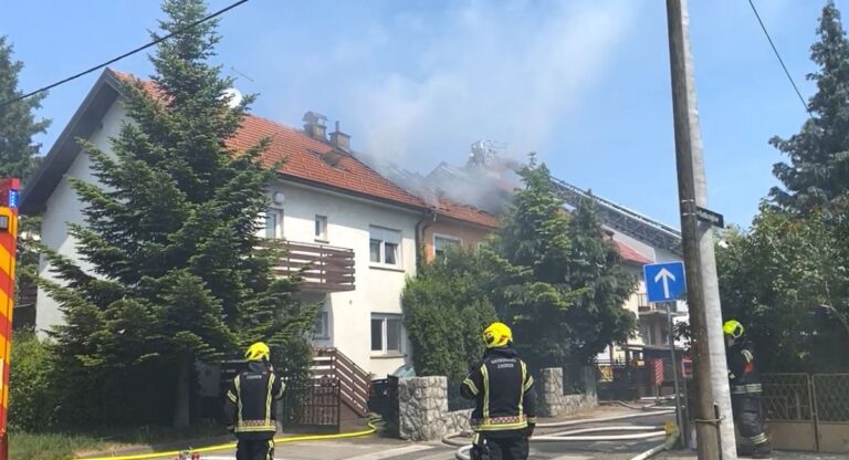 FOTO- VIDEO Gorjela kuća u Botincu… Krov se urušio…Vatrogasci spasili okolne kuće…