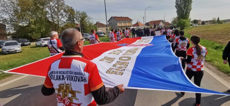 Sudionici Memorijalnoga biciklističkoga maratona sudjelovali u mimohodu za 12 poginulih redarstvenika