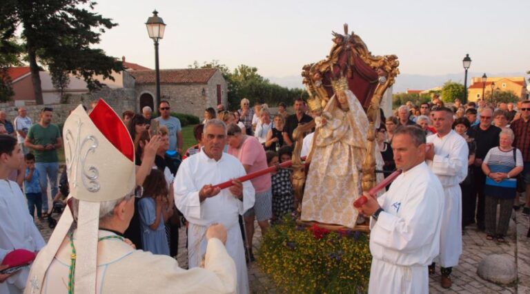 FOTO Nadbiskup Puljić u Ninu: „Život je iznad svih zakona i život je temelj svih zakona“…„Nitko nas nema pravo prozivati i osuđivati zbog instituta priziva savjesti“