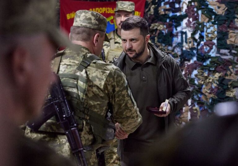 FOTO Volodimir Zelensky obišao položaje ukrajinske vojske; Stavljate svoje živote na kocku za sve nas i našu zemlju. Hvala vam što čuvate neovisnost Ukrajine. Čuvajte se!