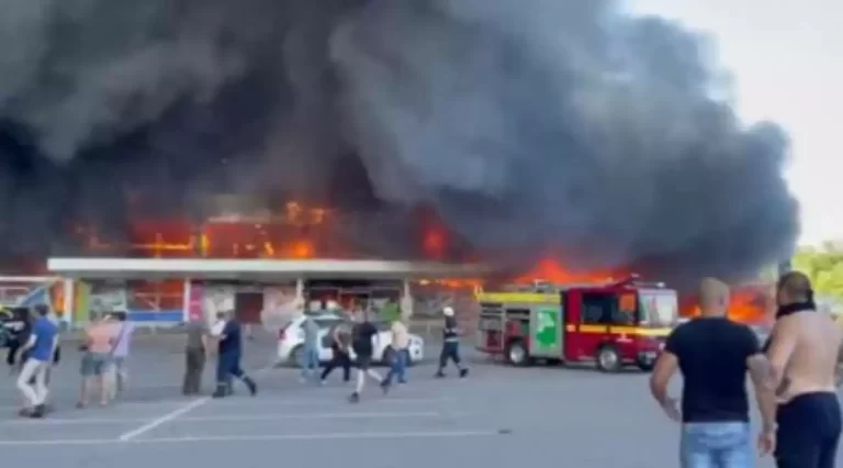 VIDEO Rusija raketirala puni šoping-centar u Kremenchuku…Do 20 sati pronađeno je 10 mrtvih i 40 ozlijeđenih civila.