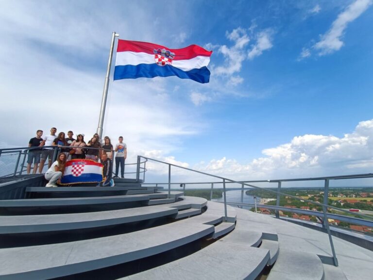 FOTO Da se nikad ne zaboravi!…Posjet učenika osmog razreda iz O. Š. Milana Begovića Vukovaru…! Lijep izlet ali bolne uspomene !