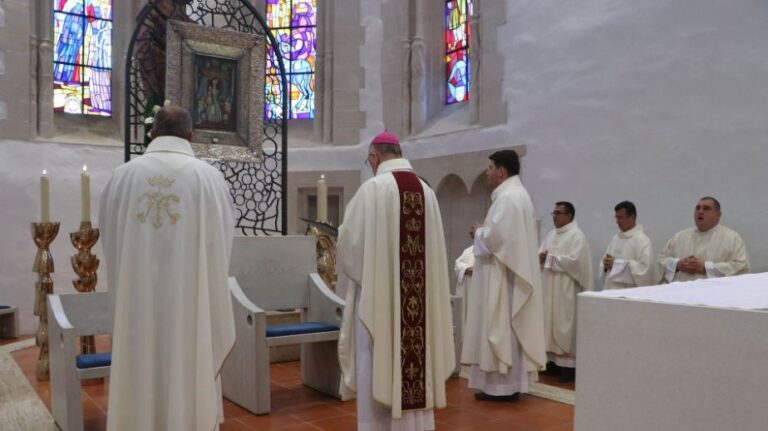 Voćin: Hodočašće starijih osoba na 19. godišnjicu krunjenja lika Majke Božje koju je okrunio sv. Ivan Pavao II za vrijeme svojega trećeg pastirskog pohoda Hrvatskoj …