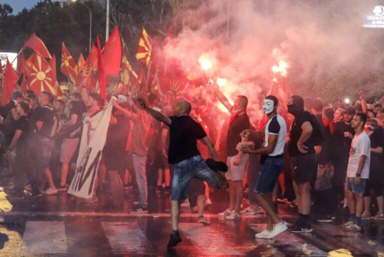 FOTO-VIDEO Neredi u Sjevernoj Makedoniji:”Ne žele bugarizaciju Makedonije”.„Nikad Sjeverna, samo Makedonija“. 47 policajaca ozlijeđeno u prosvjedima…