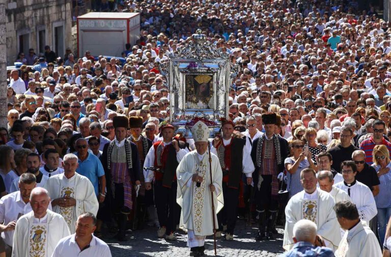 VIDEO Svim Hrvatskim braniteljima, njihovim obiteljima i hrvatskom narodu u zemlji i diljem svijeta SRETAN I BLAGOSLOVLJEN BLAGDAN VELIKE GOSPE Danas slavimo uznesenje Blažene Djevice Marije na nebo