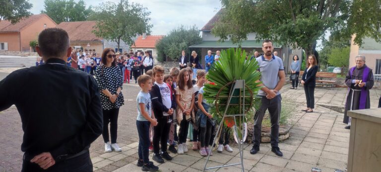 FOTO-31. OBLJETNICA POČETKA SRPSKE AGRESIJE NA PROMINU I DRNIŠKI KRAJ. SRPSKI ZLOTVORI GRANATIRALI SU OBRED SAHRANE NA GROBLJU I UBILI 12 GODIŠNJU DJEVOJČICU