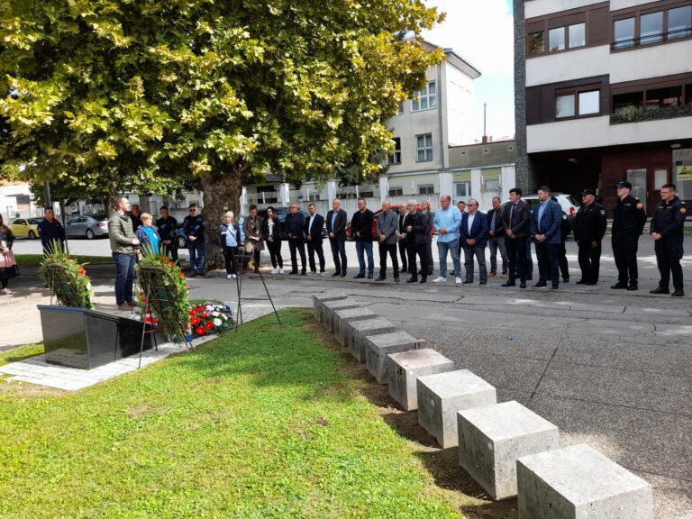 FOTO-Nova Gradiška: Održana komemoracija za 12 poginulih u srpskom napadu na civilne objekte