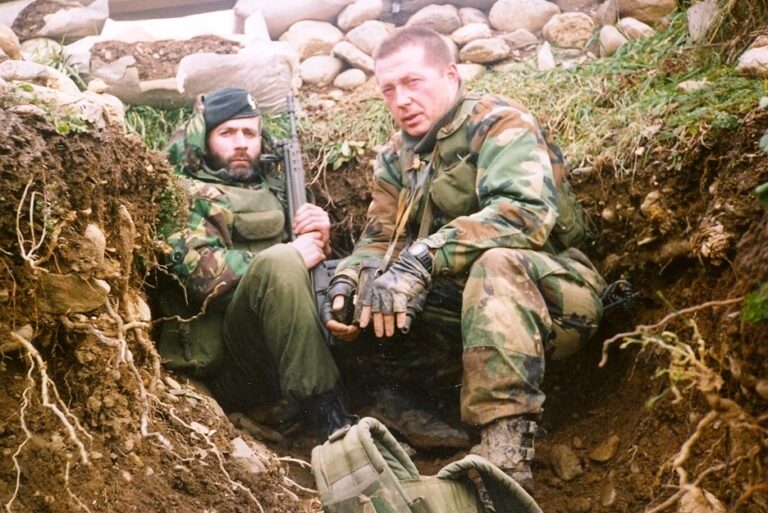 Strani dragovoljci -Škot Martin Cruickshank i Senac, pripadnici 5. gbr HV-a na Južnom bojištu uoči kretanja u diverzantsku akciju.