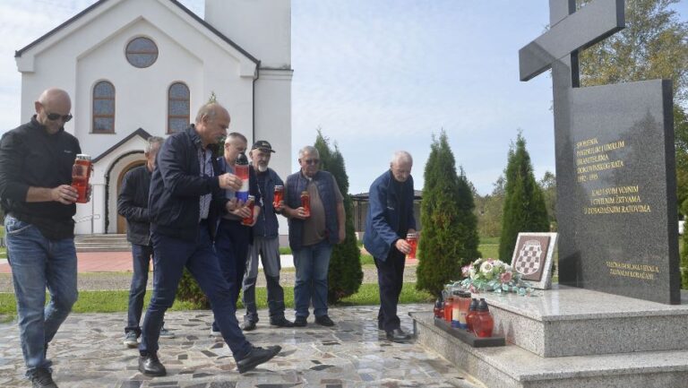 FOTO Dan sjećanja na žrtve Domovinskog rata u Bosanskoj Posavini povodom 30. obljetnice pada Bosanskog Broda i većeg dijela Bosanske Posavine