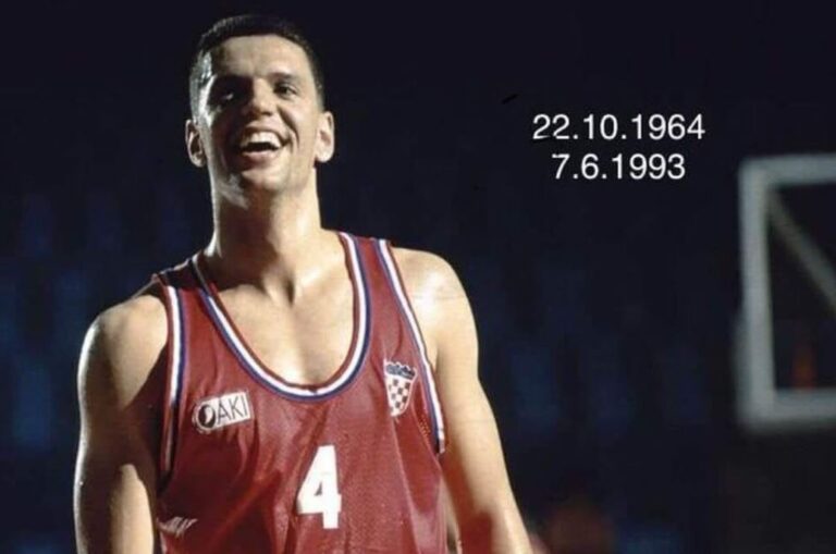 FOTO-VIDEO: DRAŽEN PETROVIĆ 22.10.1964. – 7.6.1993.“Kada naši vršnjaci koji brane Hrvatsku mogu čučati mjesec dana u rovovima, možemo i mi izdržati pet dana u ovakvom hotelu.”“Ja sam Hrvat, nisam Jugoslaven”!