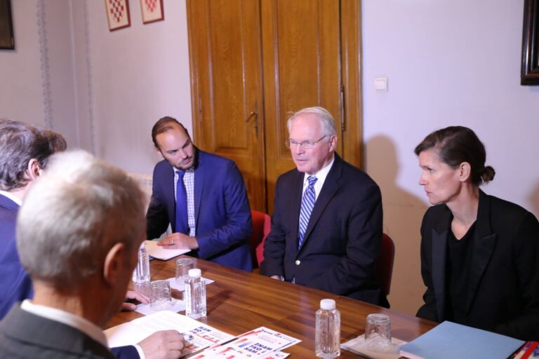 FOTO Veleposlanik Sjedinjenih Američkih Država u Republici Srbiji Christopher Hill službeno je danas posjetio Demokratski savez Hrvata u Vojvodini