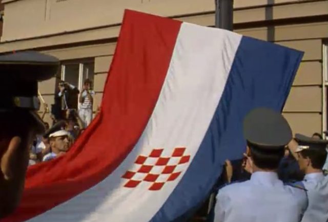 VIDEO: 21. prosinca 1990; Zagreb – promijenili službenu zastavu RH koja je imala početno bijelo polje na grbu