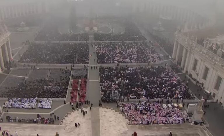 VIDEO Ispraćaj pape Benedikta XVI. Više od 100.000 ljudi na Trgu svetog Petra i duž Via della Conciliazione